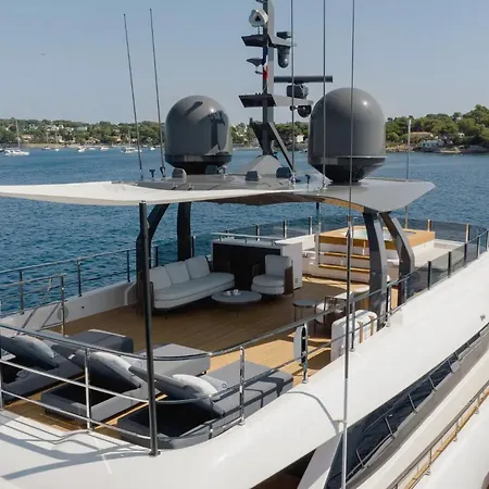 Luxury Yacht Moretti In Tropez 圣特罗佩