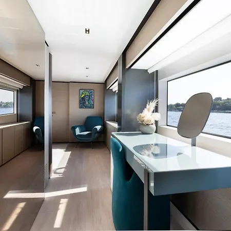 Luxury Yacht Moretti In Tropez 圣特罗佩
