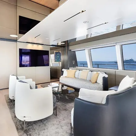 Botel Luxury Yacht Moretti In Tropez
