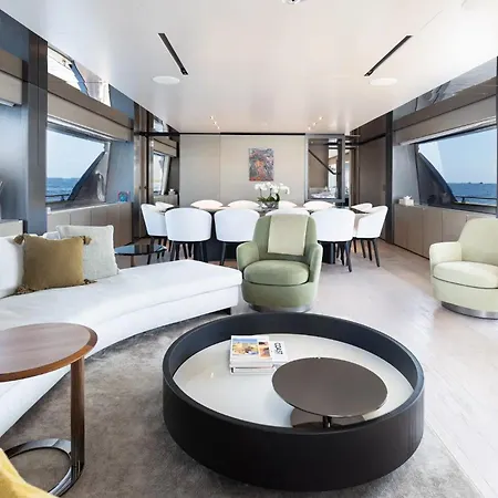Botel Luxury Yacht Moretti In Tropez *