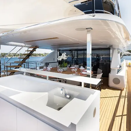 Botel Luxury Yacht Moretti In Tropez