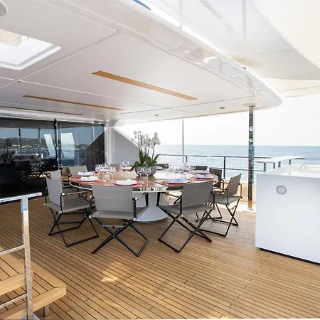 Botel Luxury Yacht Moretti In Tropez *