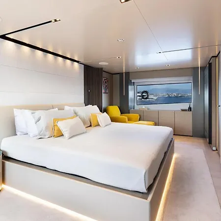 Luxury Yacht Moretti In Tropez Botel Saint-Tropez