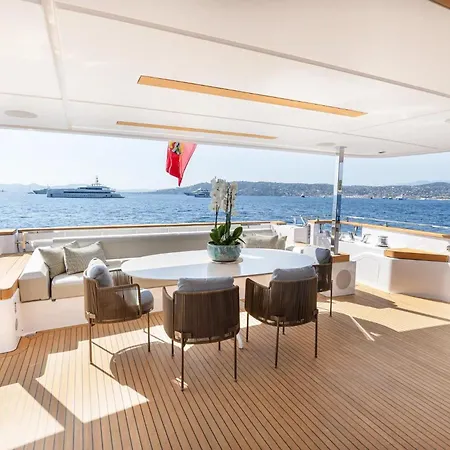 Luxury Yacht Moretti In Tropez Botel Saint-Tropez