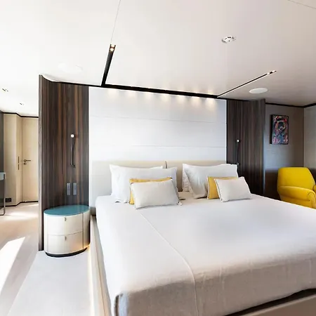 Botel Luxury Yacht Moretti In Tropez Saint-Tropez