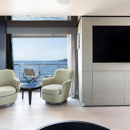 Luxury Yacht Moretti In Tropez 쎙뜨호뻬