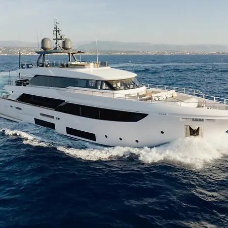Luxury Yacht Moretti In Tropez 보트호텔