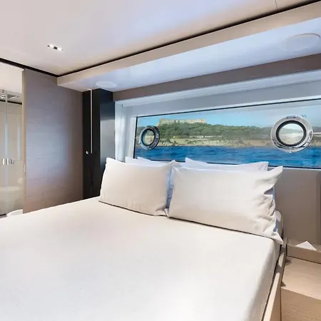 Luxury Yacht Moretti In Tropez Botel *