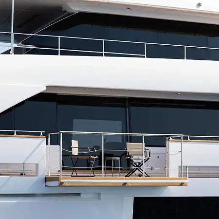 Botel Luxury Yacht Moretti In Tropez