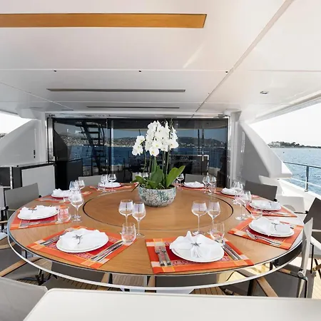 Luxury Yacht Moretti In Tropez 쎙뜨호뻬